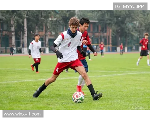 足球球星穿白鞋还是黑鞋 哪种颜色更能提升球场表现与个人魅力 足球球星穿白鞋还是黑鞋 哪种颜色更能提升球场表现与个人魅力